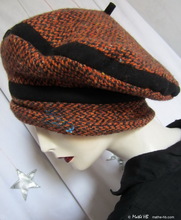 beret, brick-red and black recycled wool