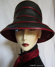 chapeau de pluie sur commande noir et rouge carmin